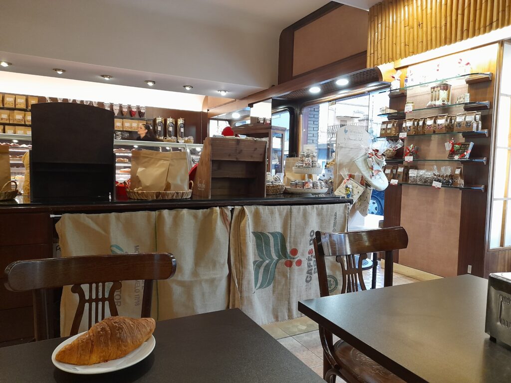 이탈리아 카페 안 테이블 위 크로와상과 조용한 아침 풍경