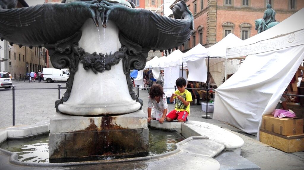 피렌체 광장 분수 옆에 앉아 있는 아이들