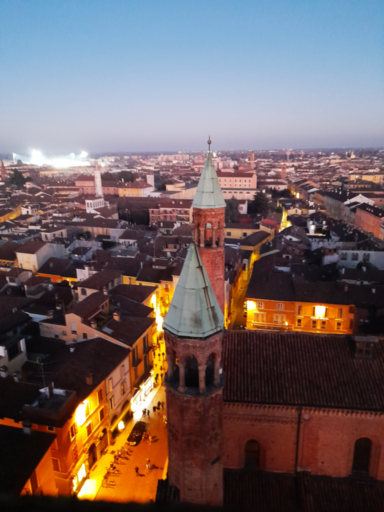 노을이 지난 이탈리아 크레모나의 밤, 종탑과 골목의 불빛이 어우러진 풍경