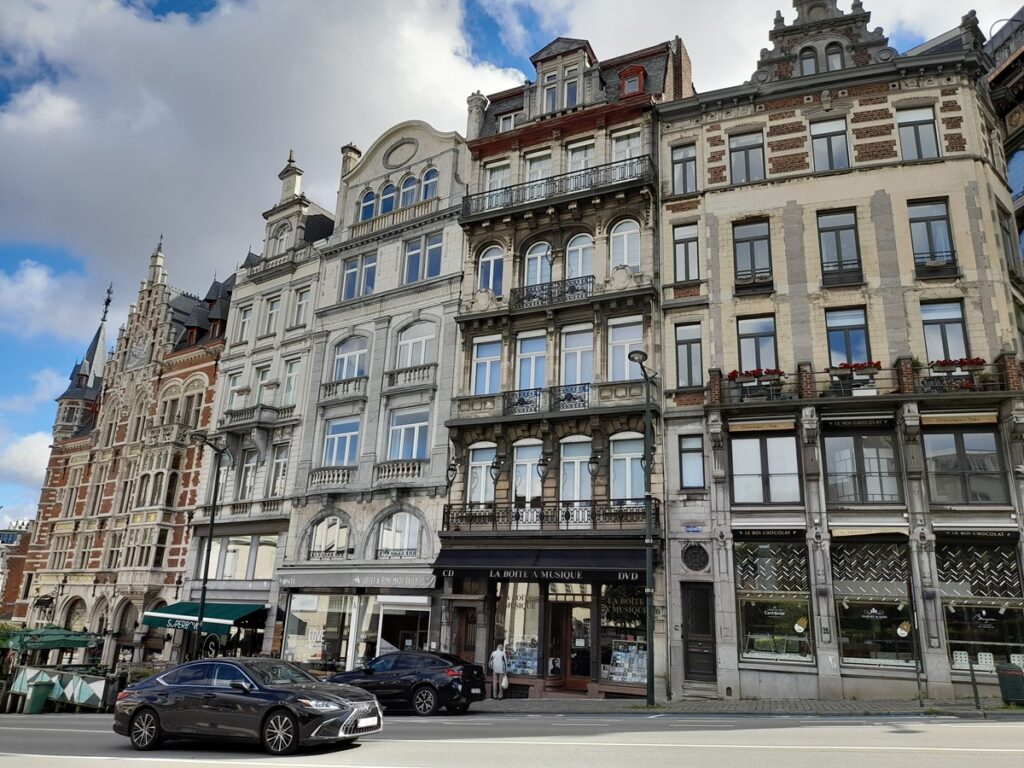 유럽 도심 거리의 오래된 건물들