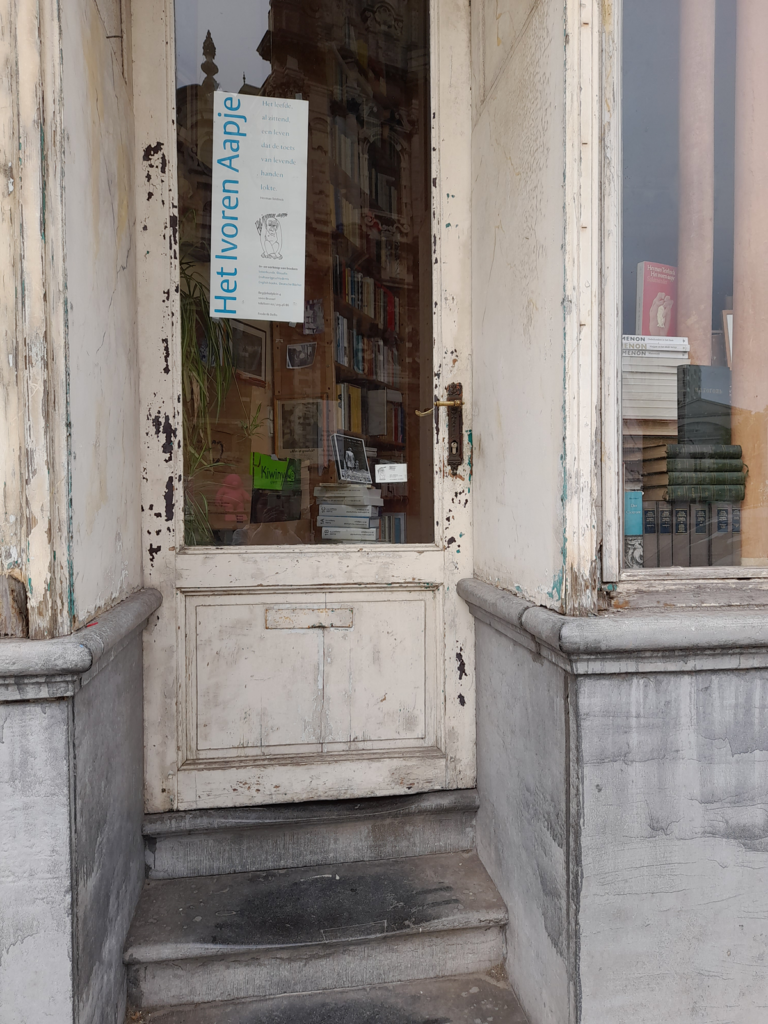 유럽 골목의 오래된 서점 입구와 빈티지한 흰색 나무 문