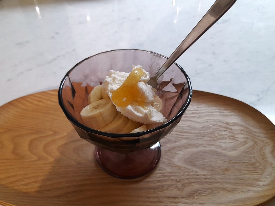 바나나 위에 리코타와 꿀을 올린 간단 디저트 볼