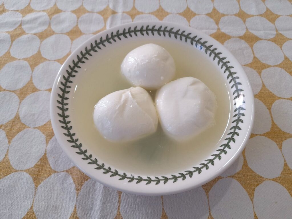 물에 담긴 생모짜렐라 3개가 그릇에 담겨 있다