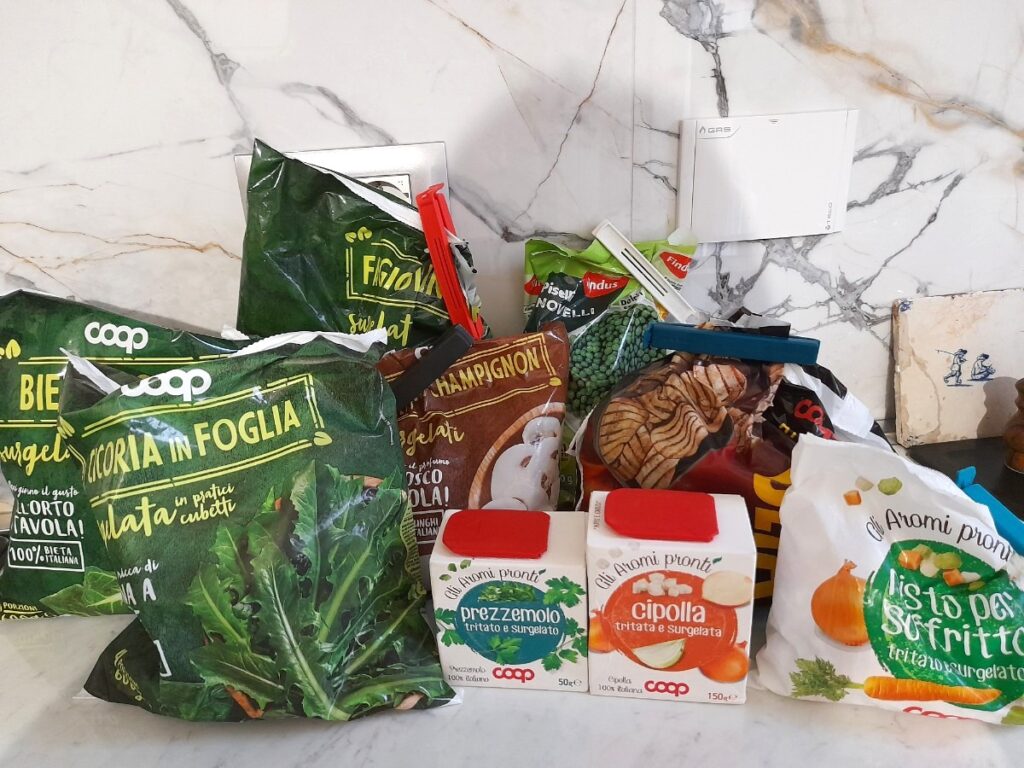 냉동 치커리와 버섯, 완두콩 등 냉동 채소와 다진 파슬리·양파·소프리토 큐브가 한데 모여 있는 모습