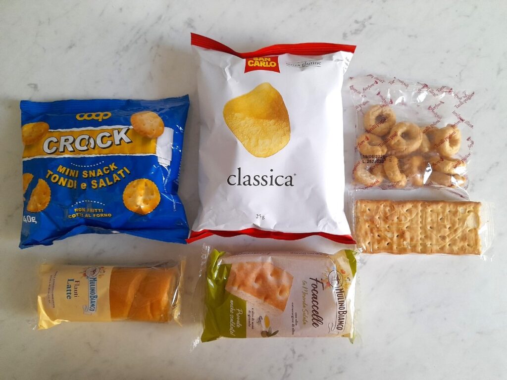 이탈리아 과자와 간식 여러 종류가 조리대 위에 펼쳐져 있다