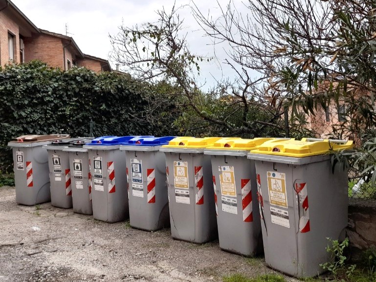 야외에 줄지어 서 있는 이탈리아 분리수거 쓰레기통들