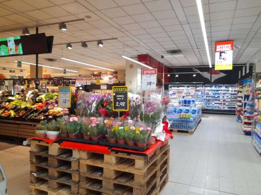 이탈리아 슈퍼마켓의 채소 코너와 통로 전경, 정착 초기에 기본 식재료를 준비하면 장보기가 쉬워진다