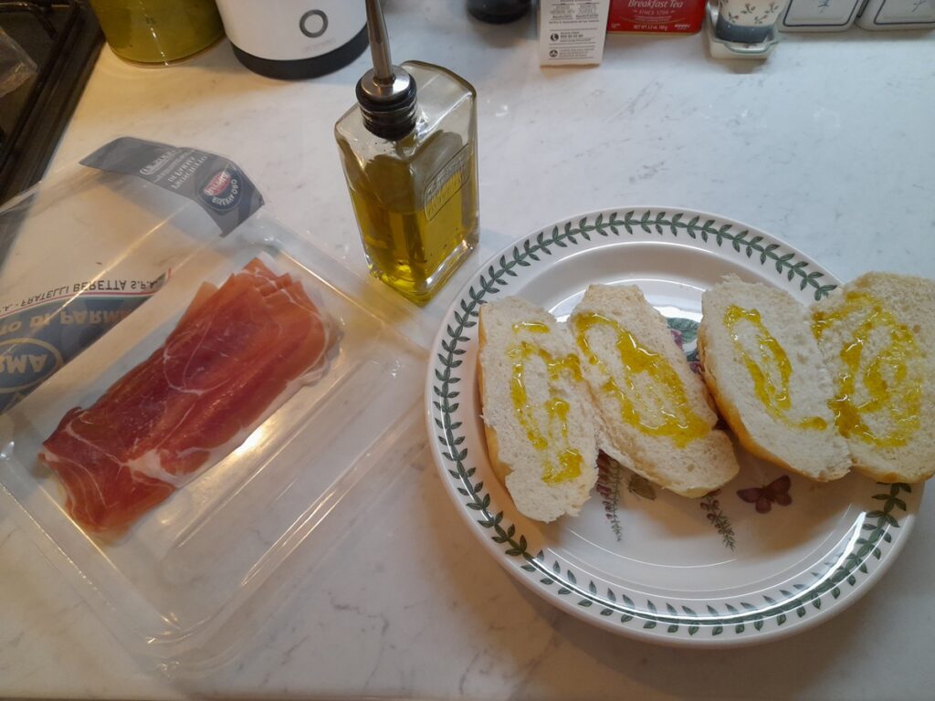 파니노에 넣는 기본 재료와, 빵 조합