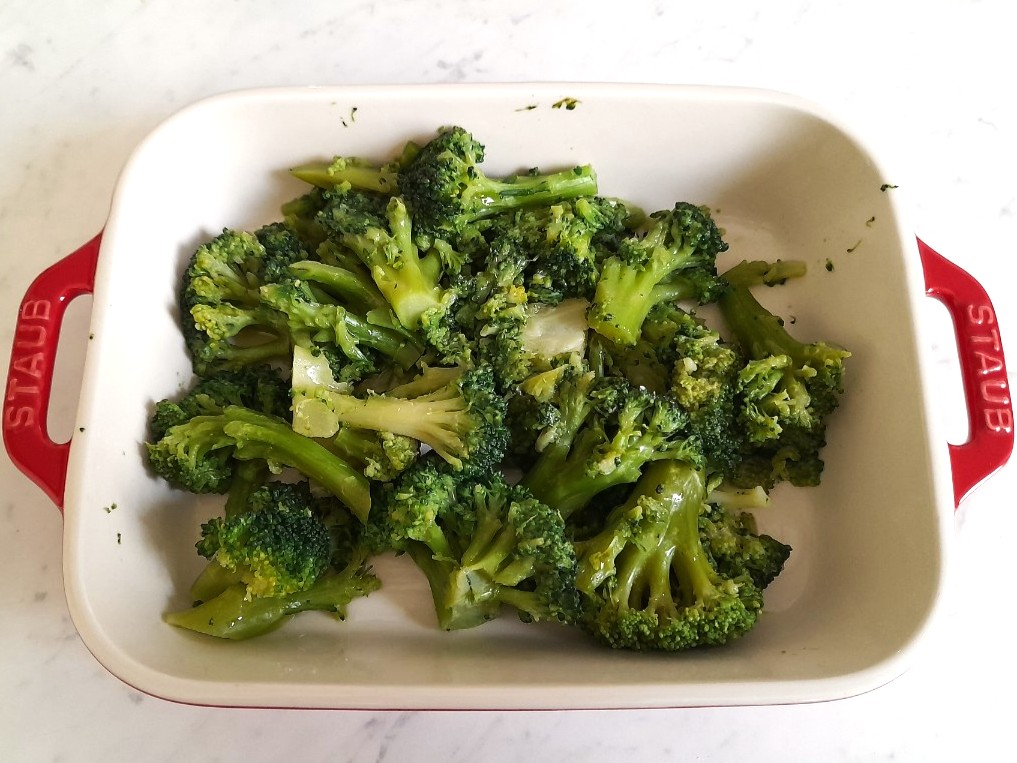 그라탕 접시에 담긴 볶은 브로콜리