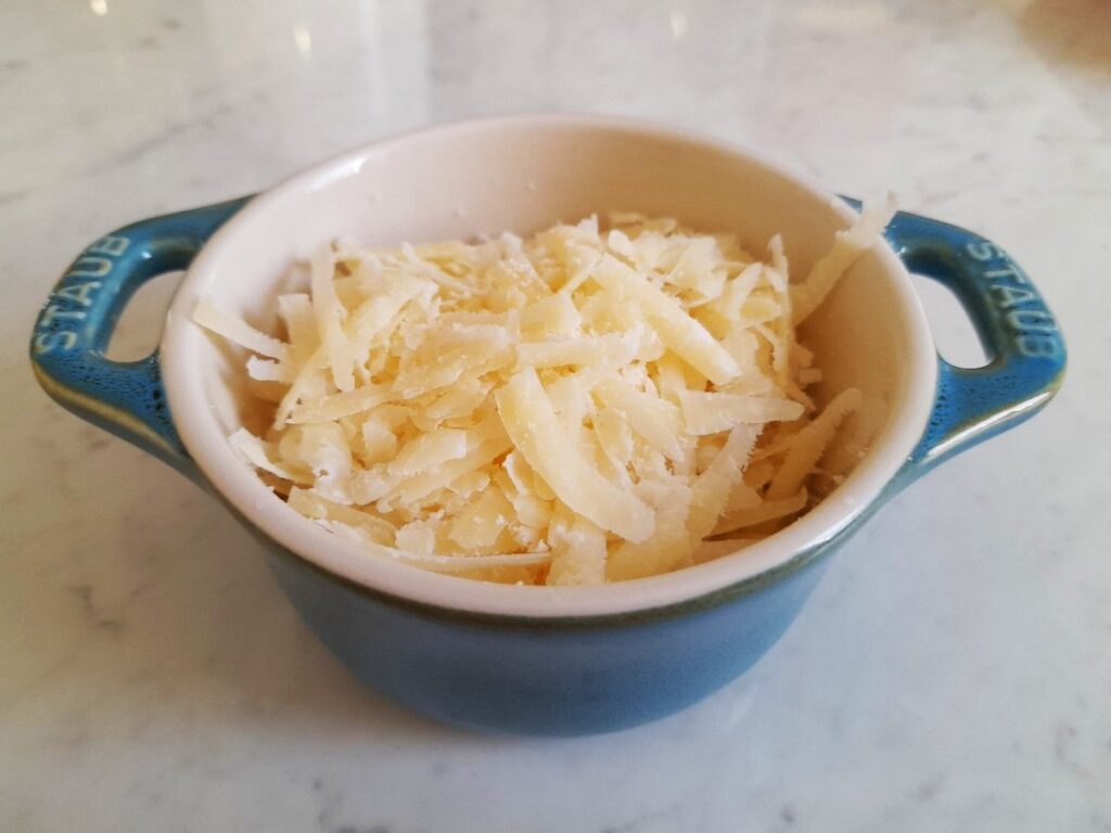 작은 그라탕 그릇에 담긴 파르미지아노 치즈 슬라이스