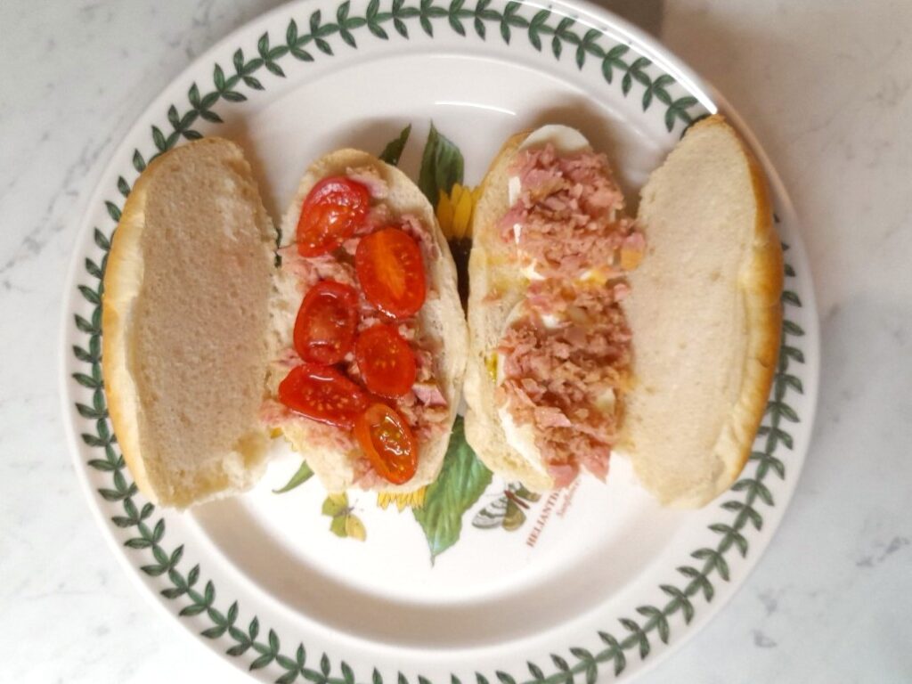 접시에 올려진 참치+모짜렐라 조합 파니노 그리고 방울토+참치 조합 샌드위치 