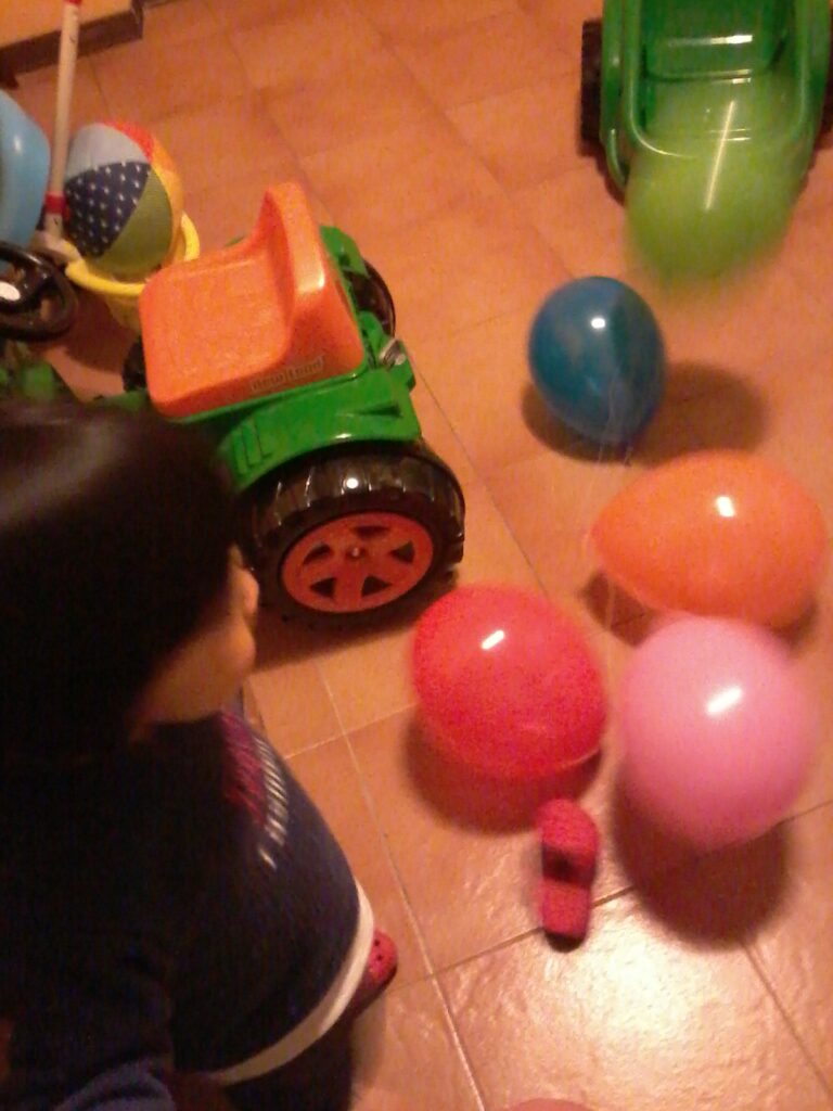 이탈리아 아이 생일파티에서 풍선과 장난감을 가지고 노는 아이