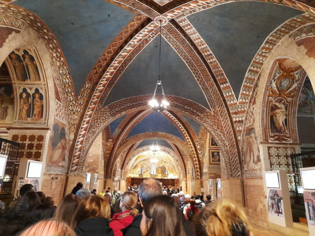 아씨시 성 프란치스코 바실리카 내부와 프레스코 천장