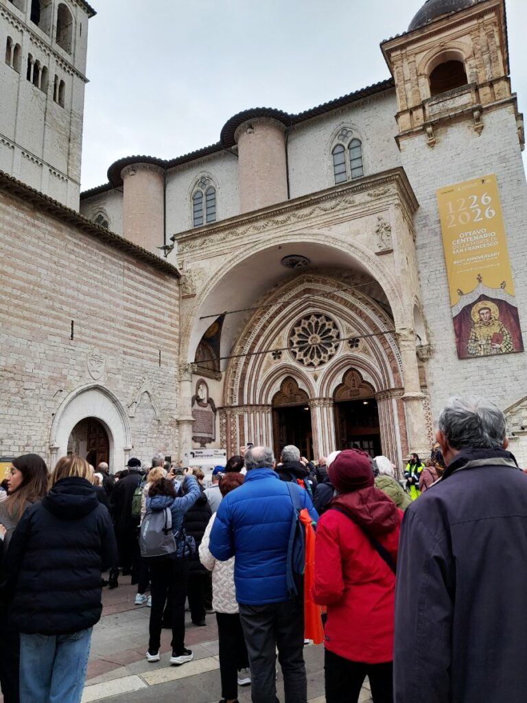 아씨시 성 프란치스코 바실리카 유해 전시를 보기 위해 모인 사람들