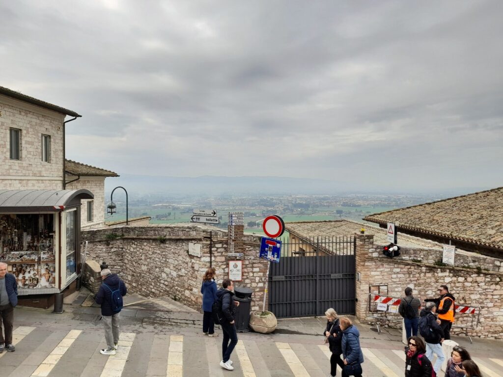 아씨시 언덕에서 내려다본 움브리아 평원 풍경