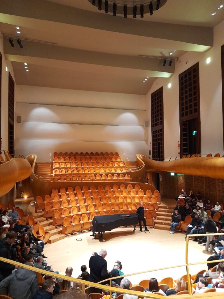 크레모나 조반니 아르베디 오디토리움(Auditorium Giovanni Arvedi) 공연장 내부
