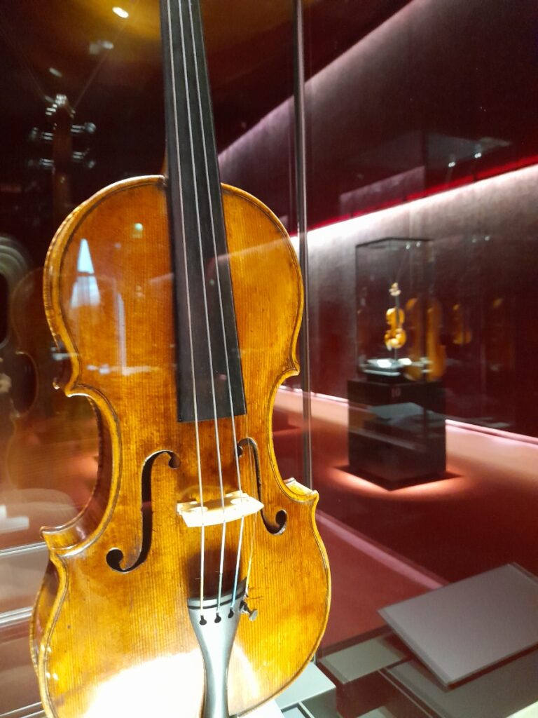크레모나 바이올린 뮤지엄 전시에 있는 올드 바이올린