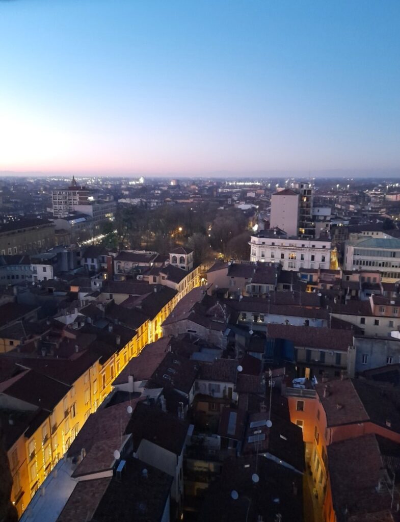 크레모나(Cremona) 토라초(Torrazzo di Cremona)에서 본 겨울 노을 도시 전경