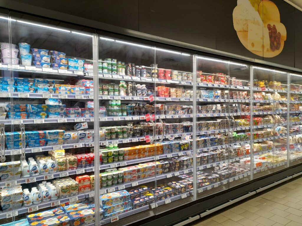 이탈리아 슈퍼마켓 냉장 코너의 요거트와 유제품 진열대 전경
