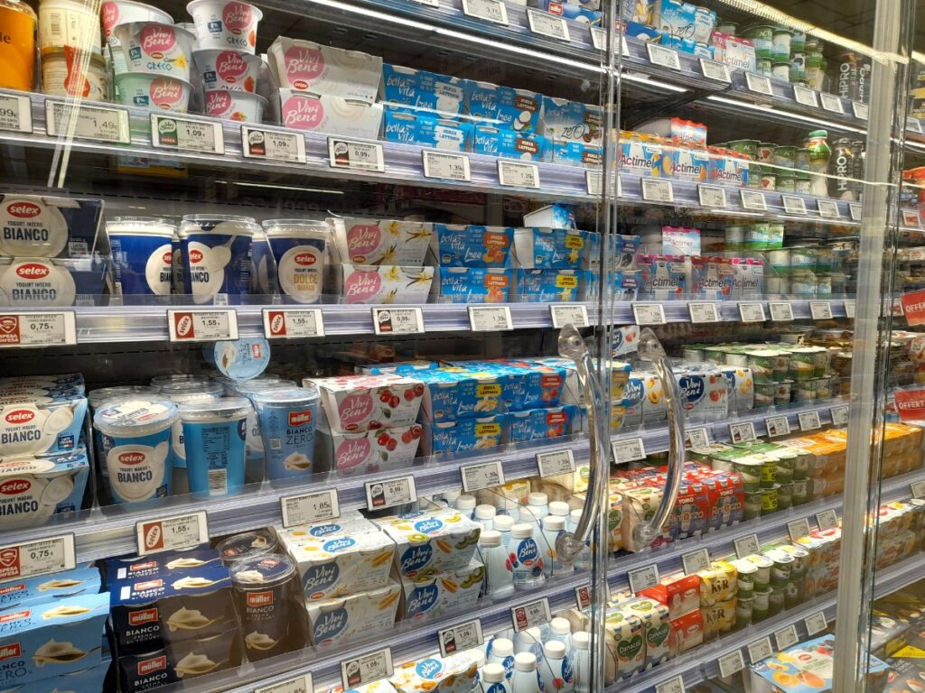 이탈리아 슈퍼마켓 냉장 진열대에 요거트와 유제품이 빽빽하게 놓여 있는 모습