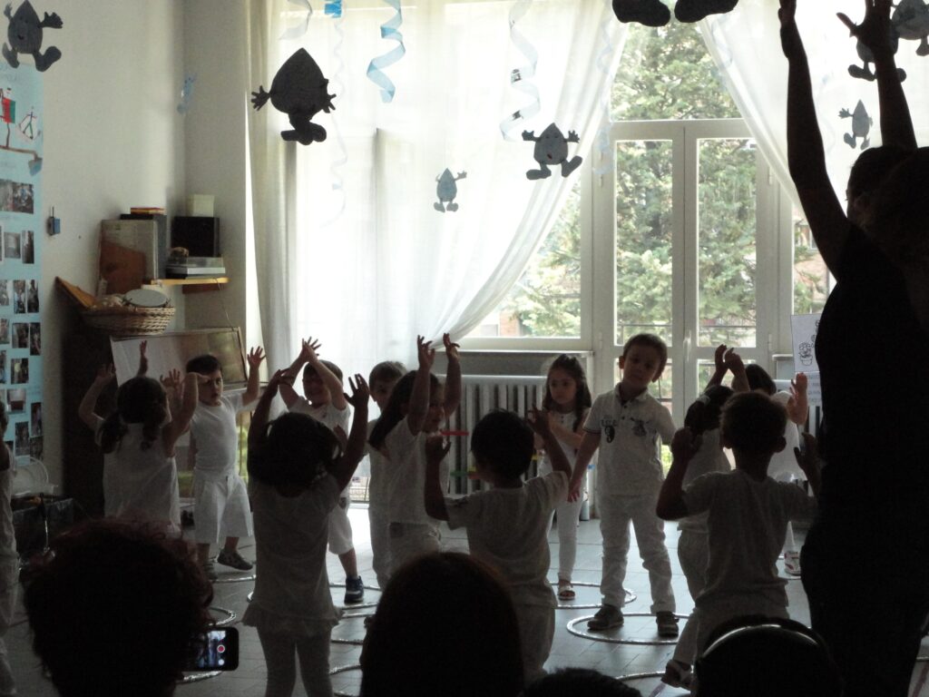 이탈리아 유치원 교실 체육 활동 모습