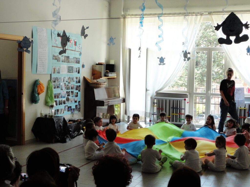 이탈리아 유치원 아이들 학예회 공동 활동